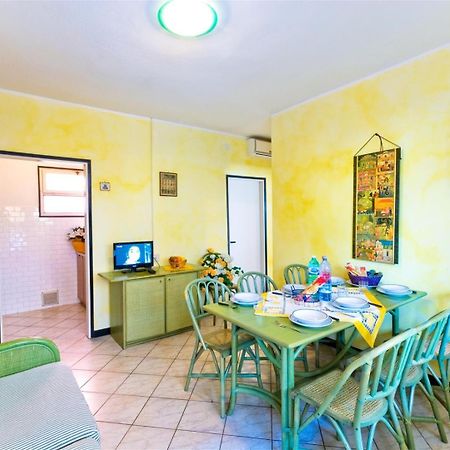 Glicini Apartment Bibione Bagian luar foto