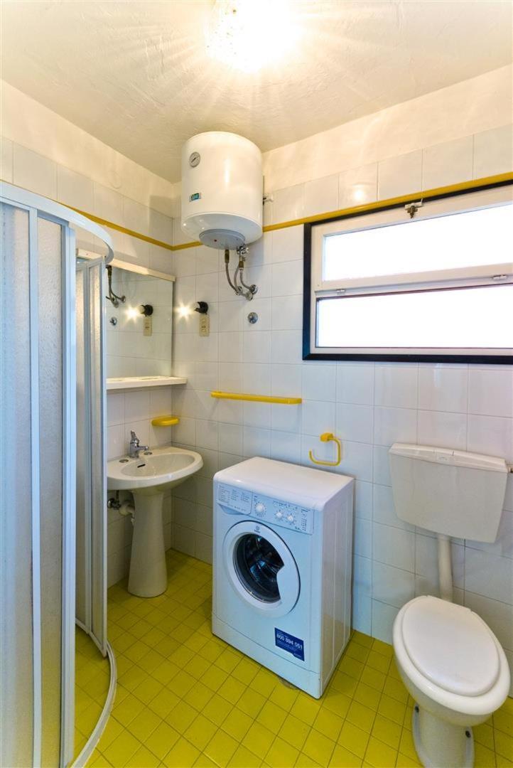 Glicini Apartment Bibione Bagian luar foto