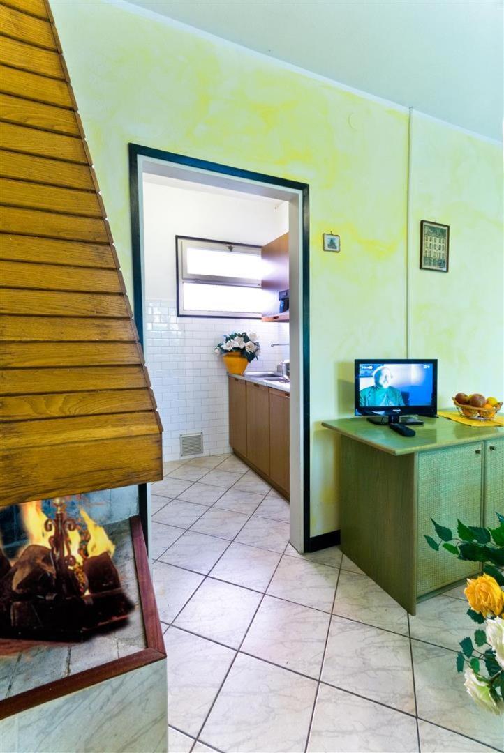 Glicini Apartment Bibione Bagian luar foto
